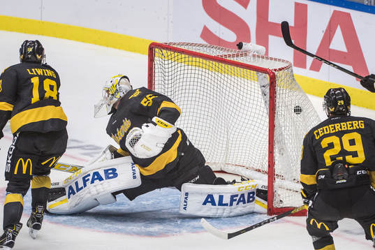 Pucken i mål bakom Västerås målvakt Marcus Dahlbom