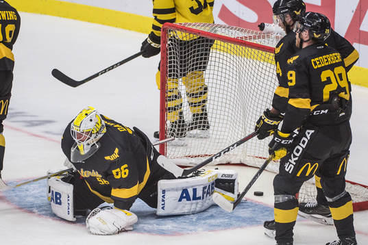 Pucken i mål bakom Västerås målvakt Marcus Dahlbom