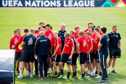 Lars Lagerbäck, head coach of Norway, and the players