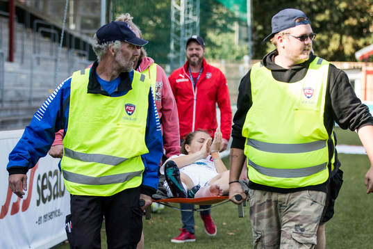 Rosengårds Iva Landeka blir utburen på bår