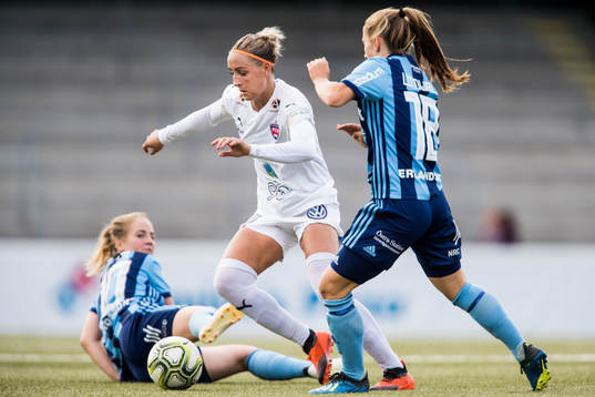 Rosengårds Sanne Troelsgaard Nielsen tar sig förbi