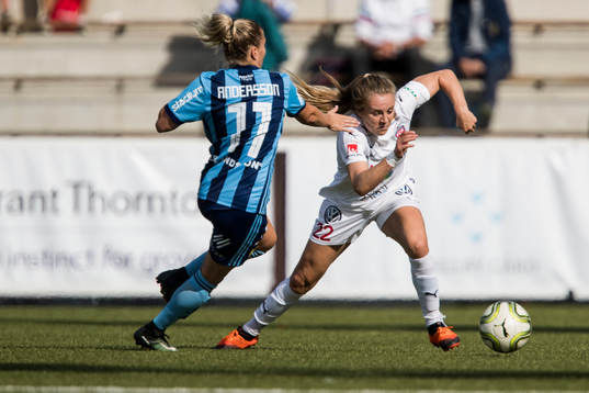 Djurgårdens Fanny Andersson  och Rosengårds Fiona Brown