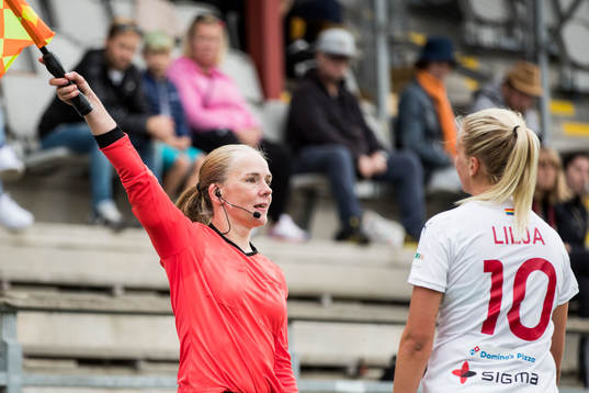 Rosengårds Nellie Lilja i diskussion med linjedomare