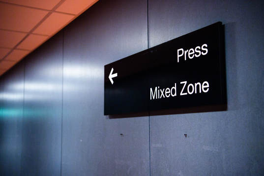 Skylt för press före en mixed zone