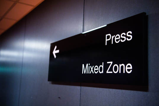 Skylt för press före en mixed zone