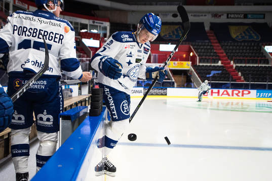 Leksands Lucas Nordsäter och Johan Porsberger på väg ut