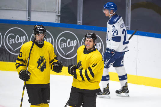 s Eric Castonguay firar sitt 1-0 mål med lagkamrat Philip