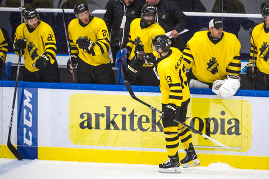 s Eric Castonguay jublar med lagkamrater