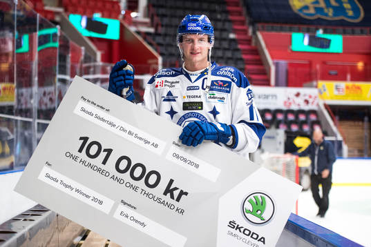 Leksands kapten Martin Karlsson med prischecken