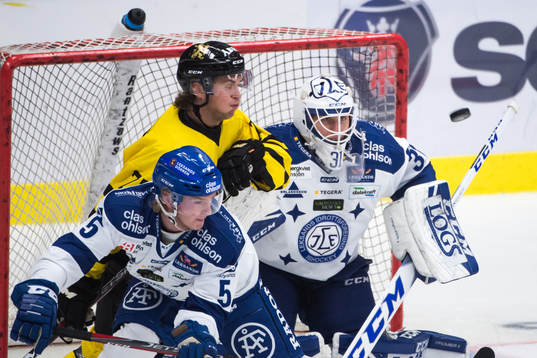 s Mathias From och Calle Själin framför Leksands målvakt