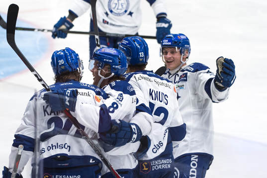 Leksands Mattias Karlsson jublar med lagkamrater