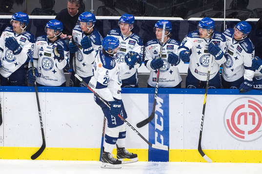 Leksands Mattias Karlsson jublar med lagkamrater