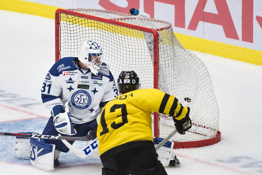 s Eric Castonguay skjuter pucken i mål bakom Leksands