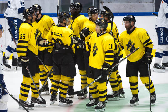 s Eric Castonguay jublar med lagkamrater