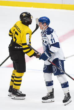 s Daniel Muzito-Bagenda och Leksands Martin Karlsson tackar