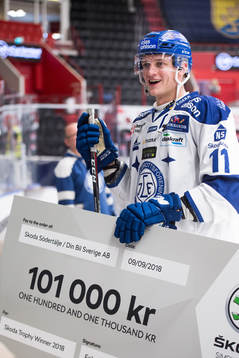 Leksands kapten Martin Karlsson med prischecken