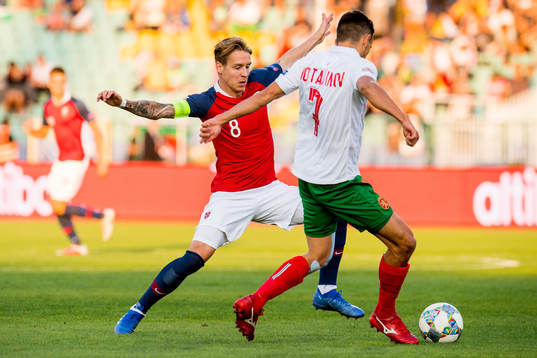 Stefan Johansen of Norway and Georgi Kostadinov of Bulgaria
