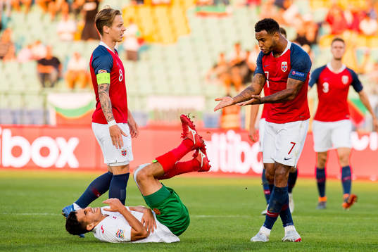 Georgi Kostadinov of Bulgaria and Joshua King of Norway