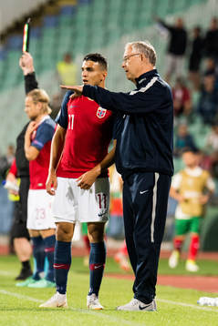 Mohamed Elyounoussi of Norway and Lars Lagerbäck, head