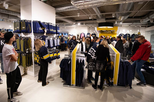 Supportrar handlar i supportershopen