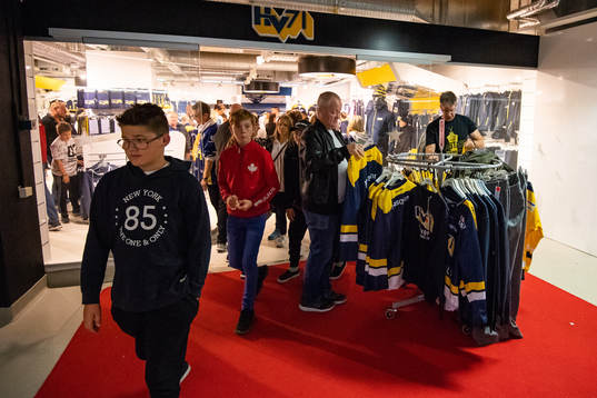 Supportrar handla HV71 prylar i supportershopen