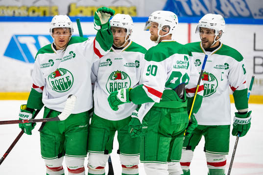 Rögles Daniel Zaar klappas om av lagkamraterna
