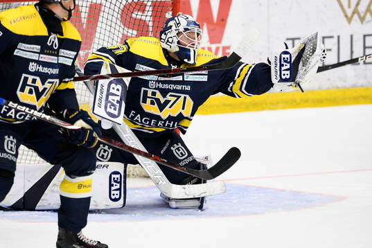 s målvakt Jonas Gunnarsson  räddar skott