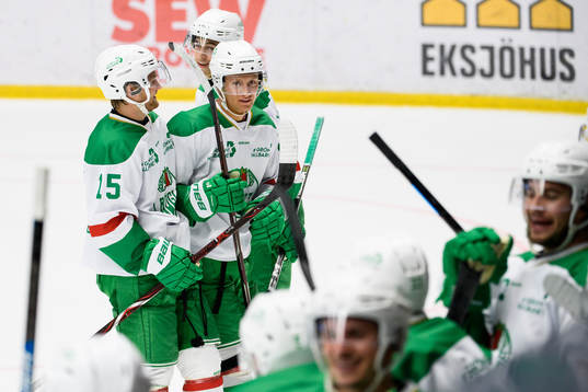 Rögles Daniel Bertov klappas om av Simon Ryfors