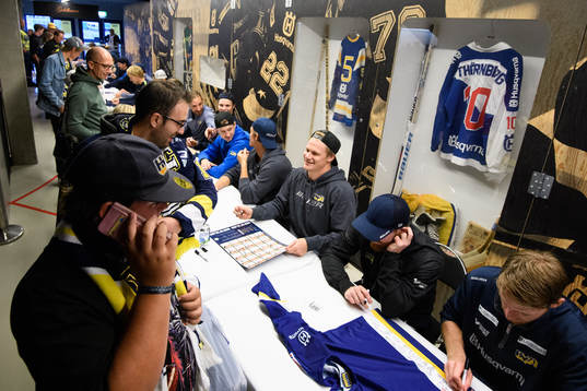 s spelare skriver autografer