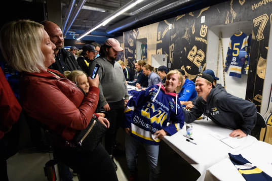 s spelare skriver autografer