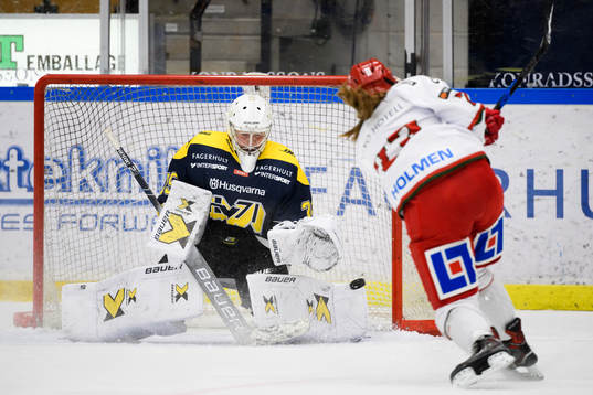 s målvakt Wilma Nilsson räddar skott