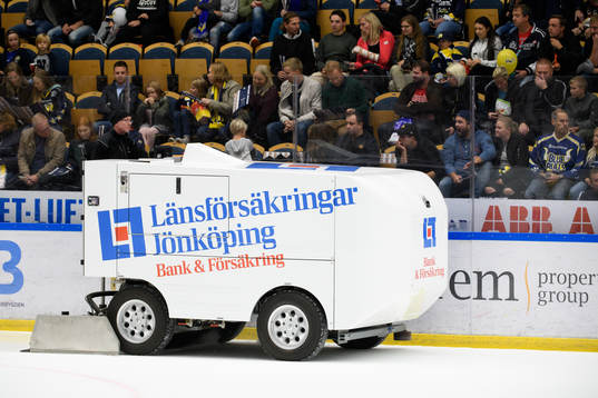 En isbil rengör isen innan en träningsmatch i ishockey