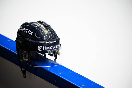 En ishockey hjälm på sargkanten