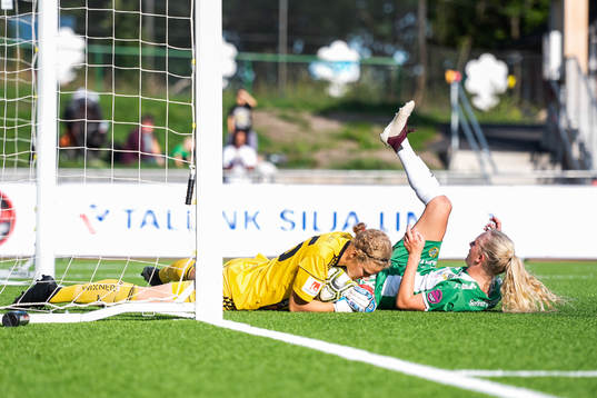 Piteås målvakt Cajsa Andersson och Hammarbys Astrid