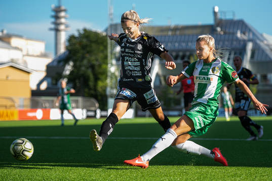 Piteås Selina Henriksson och Hammarbys Lotta Ökvist