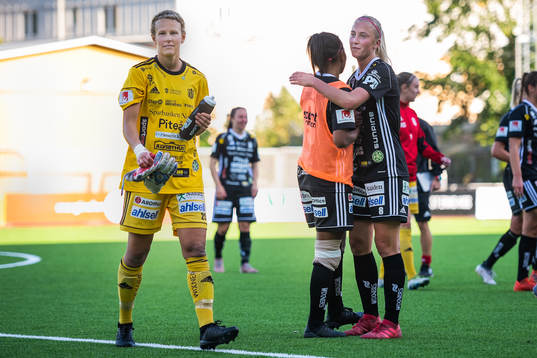 Piteås målvakt Cajsa Andersson, Madelen Janogy och Julia