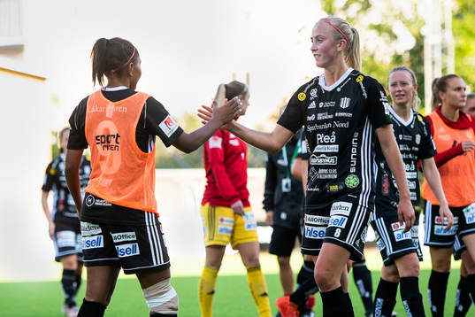 Piteås Madelen Janogy och Julia Karlenäs jublar