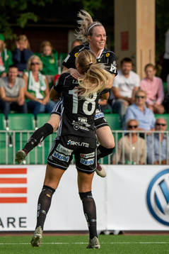 Piteås Nina Jakobsson jublar med Cecilia Edlund