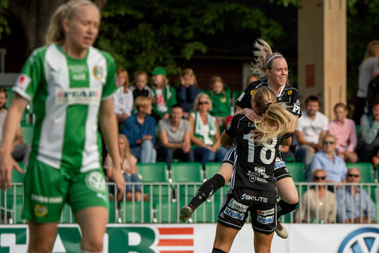 Piteås Nina Jakobsson jublar med Cecilia Edlund