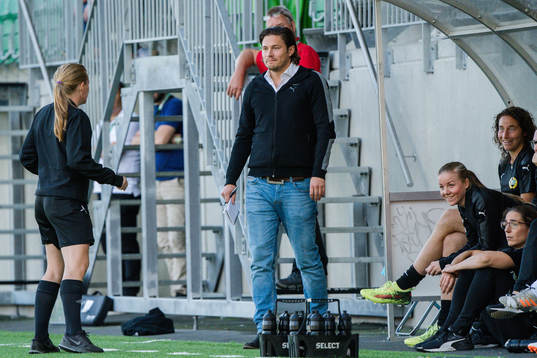 Hammarbys tränare Isak Dahlin får en tillsägelse av