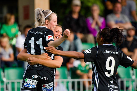Piteås Nina Jakobsson och Madelen Janogy jublar med