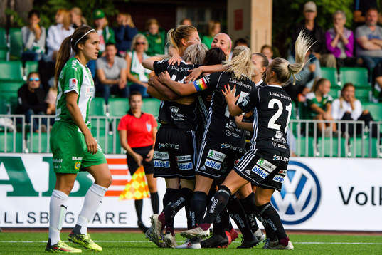 Piteås spelare jublar med Cecilia Edlund
