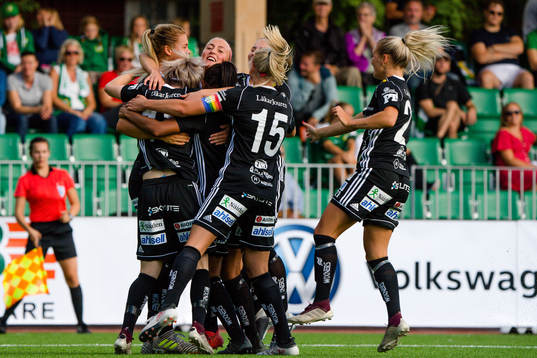 Piteås spelare jublar med Cecilia Edlund