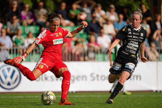 Hammarbys målvakt Caroline Forsgren och Piteås Cecilia