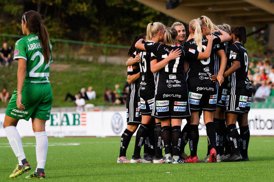 Piteås spelare jublar med Nina Jakobsson