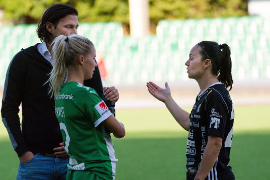 Hammarbys tränare Isak Dahlin och Lotta Ökvist i samtal