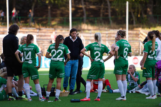 Hammarbys tränare Isak Dahlin i samtal med spelarna