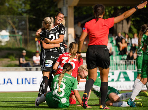 Piteås Nina Jakobsson jublar med  Ellen Löfqvist