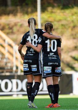 Piteås Nina Jakobsson och Andrea Norheim jublar