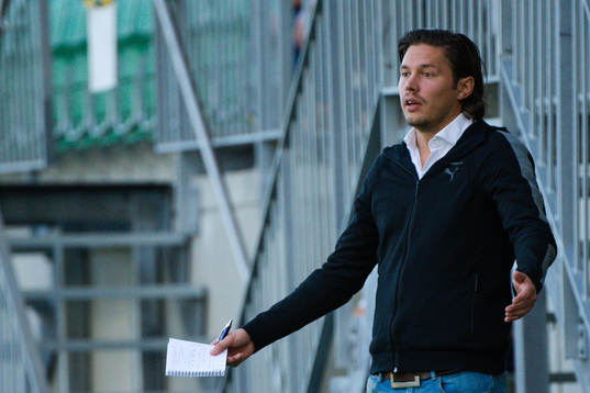 Hammarbys tränare Isak Dahlinunder en fotbollsmatch i
